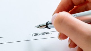 Verträge kündigen: Mann unterschreibt 