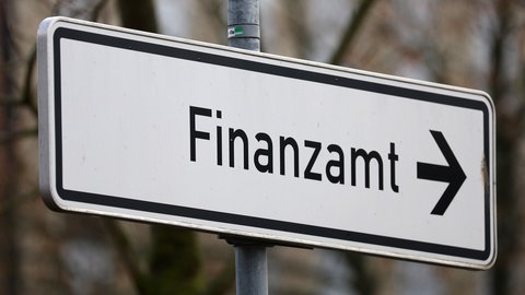 Verbraucher sollten den Grundsteuer-Brief des Finanzamtes genau unter die Lupe nehmen.