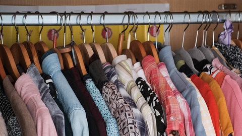 Ordnung im Kleiderschrank: Erst einen Überblick über alles verschaffen und dann aussortieren.
