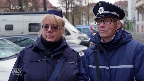 Zwei Politessen