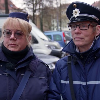 Zwei Politessen