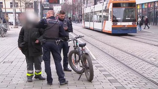 Peter Schröder und Sascha Schmidt sprechen mit einem Fahrradfahrer in der Mannheimer Innenstadt