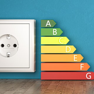Steckdose mit verschiedenen Energieklassen