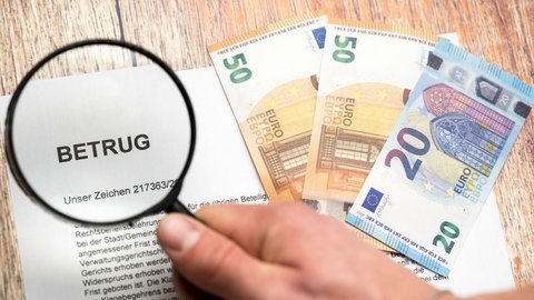 Touristen, die im Urlaub von Betrügern abgezockt worden sind, sollten sich unbedingt direkt bei ihrer Bank melden, rät Bastian Kipping vom LKA Rheinland-Pfalz.