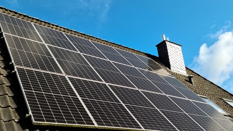 Eine Photovoltaik-Anlage auf einem Dach | Lohnt sich eine Photovoltaik-Versicherung? Tipps von Stiftung Warentest