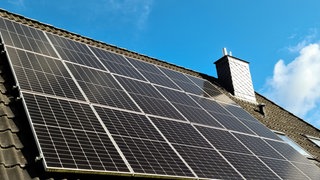 Eine Photovoltaik-Anlage auf einem Dach | Lohnt sich eine Photovoltaik-Versicherung? Tipps von Stiftung Warentest