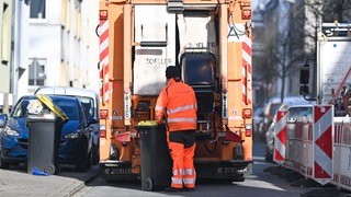 Ein Mitarbeiter eines Entsorgungsbetriebs leert Mülltonnen (Symbolbild) | Wenn die Müllabfuhr nicht mehr bis zur Haustür kommt