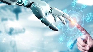 Roboterhand und menschliche Hand 