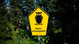 Schild Naturschutzgebiet bei den Wallensteingraben bei Wismar, Mecklenburg-Vorpommer. Archivfoto.