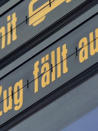 Die Zug-Anzeige der Abfahrten im Münchner Hauptbahnhof informiert über den Ausfall eines Zuges im Fernverkehr. 