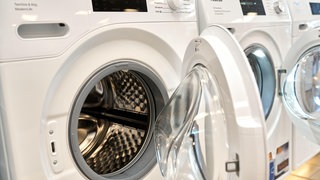 Waschmaschinen in einer Reihe in einem Elektro Fachgeschäft.