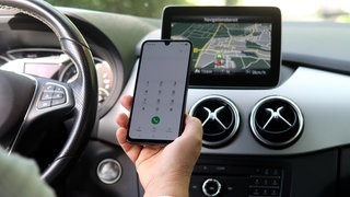 Handynutzung während der Autofahrt | Ablenkung im Straßenverkehr: ADAC erklärt die unterschätzte Gefahr