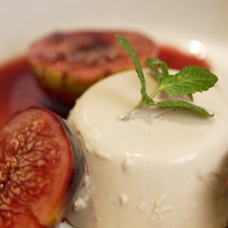 Dessert Kastanien Panna Cotta an Feigen in Portweinsoße