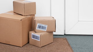 Pakete vor der Haustür: Trotz Abstellgenehmigung Pakete nicht auffindbar. Die Beschwerden über Paketbeförderung sind gestiegen.