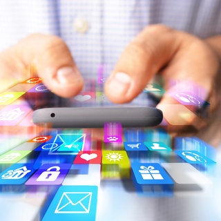 Smartphone mit verschiedenen Apps