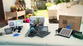 Drei Bewässerungssysteme für Topfpflanzen, etwa auf dem Balkon, hat die ARD-Verbraucher-Redaktion unter die Lupe genommen.