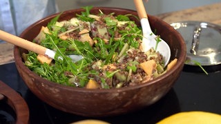Linsen-Melonen-Salat mit Rucola: wenig Kalorien, viel Eiweiß - frisch und sättigend.
