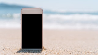 Handy im Sand