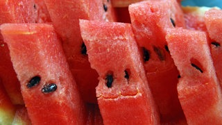 Dekorativ aufgeschnittenes Viertel einer Wassermelone