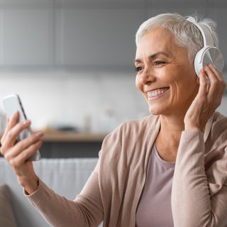 Eine Frau mit Smartphone und Kopfhörer
