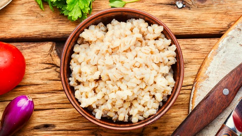 Herzhaftes Graupenporridge ist eine interessante Abwechslung