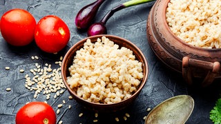 Graupen aus Gerste: Alte Getreidesorten wie Gerste, Buchweizen und Hirse sind klimafreundliche Alternativen zu Reis und Quinoa mit vielen gesunden Nährstoffen und vielseitigem Geschmack.