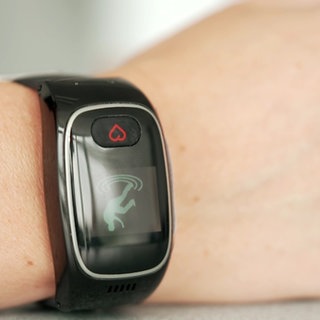 Handgelenk mit Notfallarmband. Notrufuhren im Test: Wie sicher sind sie?