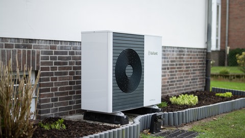 Eine Wärmepumpe an einem Wohnhaus