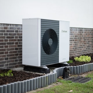 Eine Wärmepumpe an einem Wohnhaus