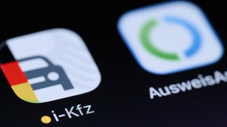 Mit der neuen i-Kfz-App des Bundes kann der Fahrzeugschein digital auf dem Smartphone abgelegt werden.