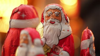 Schokolade wird Weihnachten 2025 teurer: Verschiedene Schokoladenweihnachtsmänner – gleich sind ihnen die Preissteigerungen