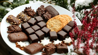 Passend zu Weihnachten: Teller mit Lebkuchen, Dominosteinen und Schokolade