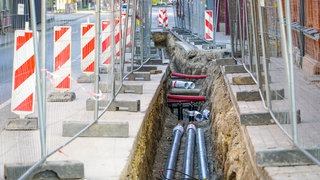 Fernwärme-Rohre werden unterirdisch verlegt. Viele Verbraucher fühlen sich den hohen Heizkosten ausgeliefert.