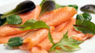 Räucherlachs aus dem Supermarkt im Test: aus konventioneller Zucht, bio und Wildlachs.