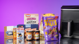 Perfekt für die Heißluftfritteuse. Das versprechen die Airfryer-Produkte aus dem Supermarkt. Doch überzeugen die Kreationen auch im Geschmack, Preis und der Zusammensetzung? Zu sehen ist ein Tisch mit den getesteten Produkten für den Airfryer. 