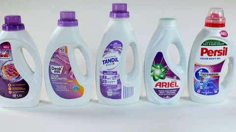 Fünf Colorwaschmittel im Vergleich: die Müller-Eigenmarke Blink, die dm-Eigenmarke Denk mit, Tandil von Aldi und die Markenprodukte Ariel und Persil.