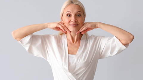 Frau macht Gesichtsyoga