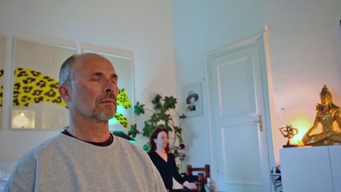 Mann und Frau bei Achtsamkeitsübungen
