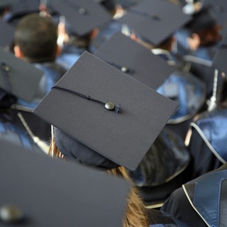 Eine Gruppe Studierender bei ihrer akademischen Abschlussfeier. Der Drang zur Perfektion belastet junge Menschen massiv. Forschende haben in einer neuen Studie steigende Versagensängste belegt und fordern Gegenmaßnahmen.