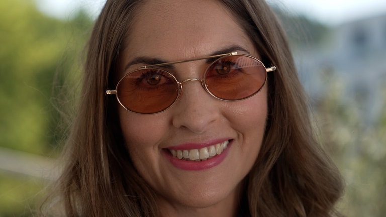 Kleine goldene Brille mit Doppelsteg