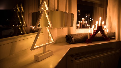 Moderne Weihnachtsdeko auf dem Festerbrett gibt es auch in minimalistisch.