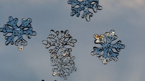 Weihnachtsdeko: Schneekristalle aus Gel kleben am Fenster.
