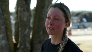 Baumpflegerin Carina Hirsch aus St. Märgen steht vor einer Buche.