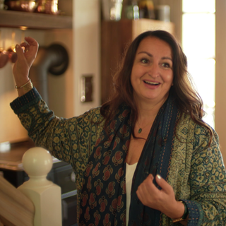 Ines Bitsch in ihrer Ferienwohnung "Annas Boutique & Scheune"
