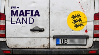 "Mafia Land" als Schriftzug mit SWR Logo auf der Rückseite eines Transporters mit dem Kennzeichen ÜB und einem Baden-Württemberg Aufkleber 