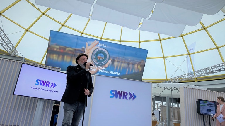 Sänger Markus Sprengler im Gläsernen Studio auf dem Maimarkt