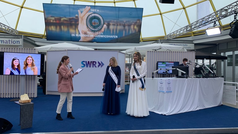 Spargelkönigin auf der SWR-Bühne auf dem Maimarkt