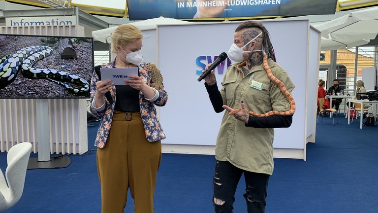 Moana Sütel vom Reptilium Landau und SWR-Volontärin Susanne Blank auf der Bühne im Gläsernen Studio auf dem Maimarkt