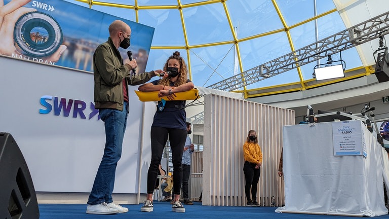 Sonja Lawson auf der Bühne im Gläsernen Studio des SWR auf dem Maimarkt.