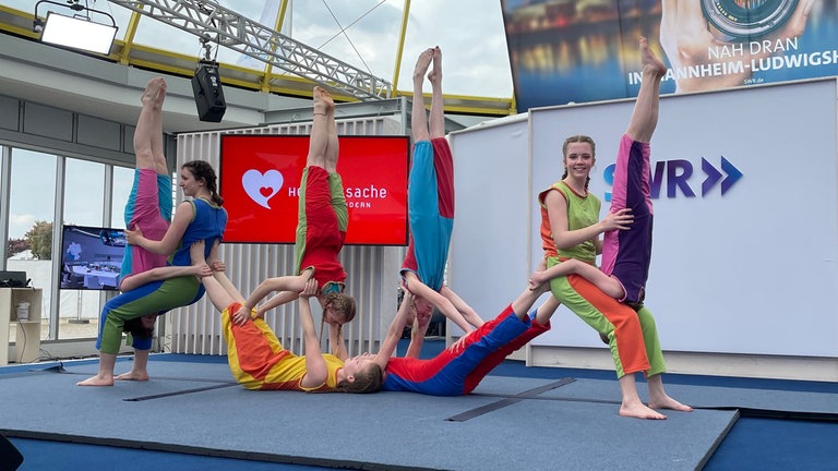 Akrobatinnen vom Zirkus Paletti auf der Bühne im Gläsernen Studio